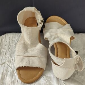 True Craft Women's Cream Sandals